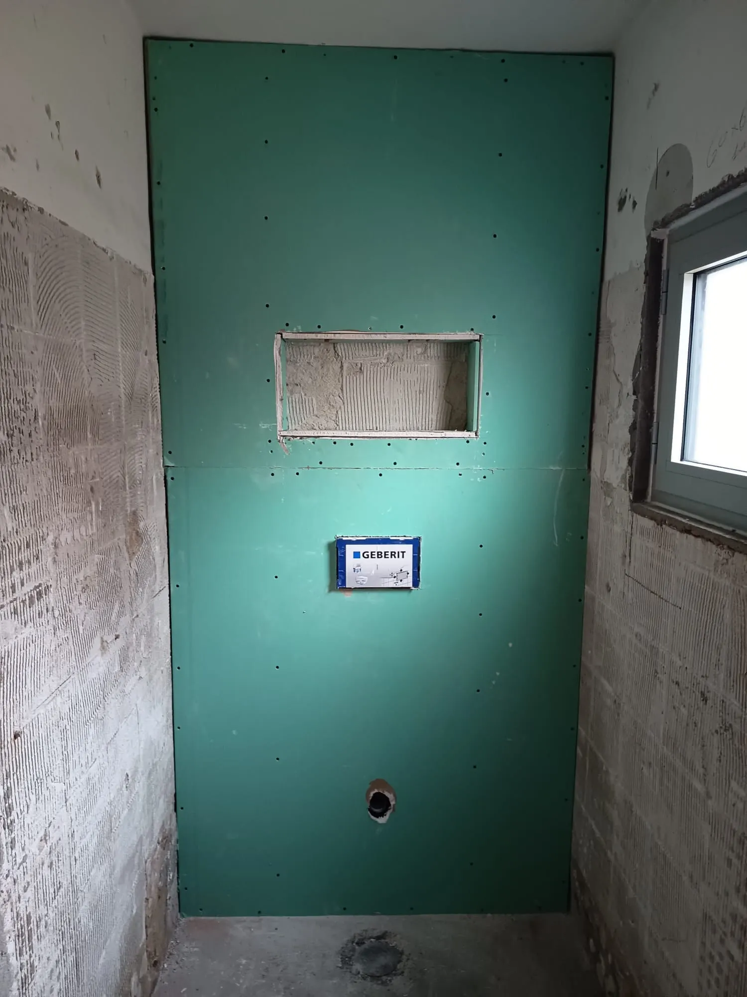 Lavorazione di cartongesso strutturale per cassetta WC e parete su misura