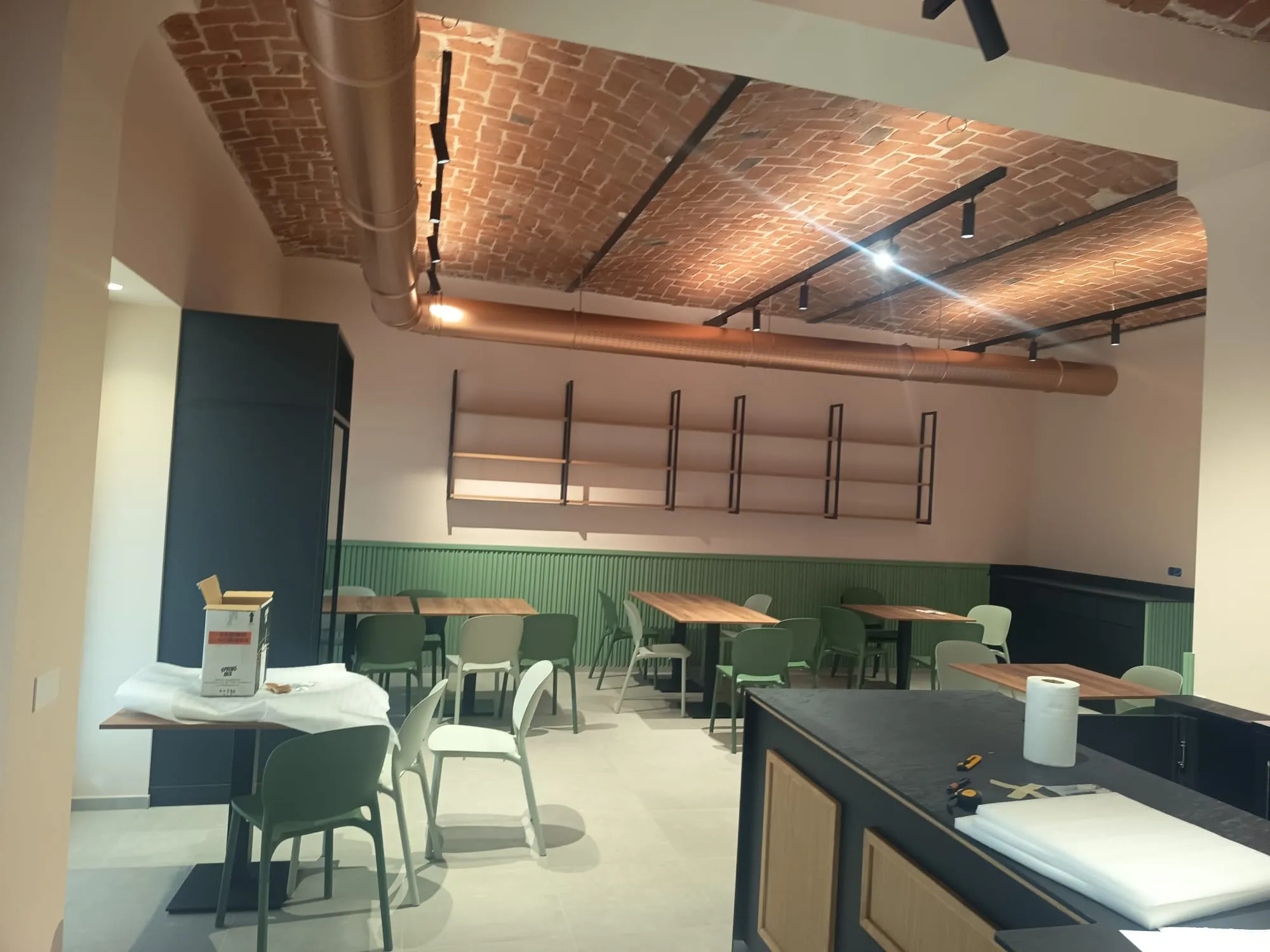Sala bar artigianale a Cuneo realizzata da G&F Edilizia, con soffitto a volta in mattoni a vista, pareti color salvia e finiture su misura